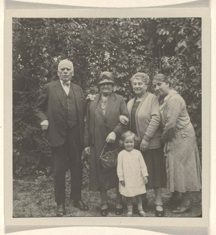 Meir Wachenheimer, Mathilde Wachenheimer-Wertheimer, Josefine Levi-Moos, Else Wachenheimer, Isabel Wachenheimer in garden of the Wachenheimer family, 6 to 13 September 1930, anonymous, 1930 Canvas Print