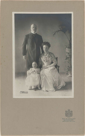 Portrait of Wilhelmina, Queen of the Netherlands, Hendrik van Mecklenburg-Schwerin and Juliana, Queen of the Netherlands, Guy de Coral & Co., 1909 - 1911 Canvas Print