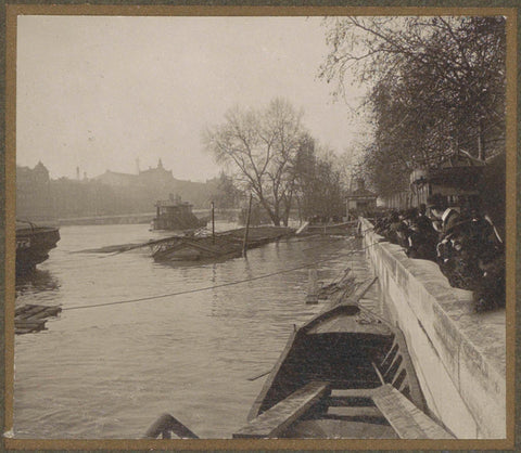 People view from the quay the high water level of the Seine in Paris, G. Dangereux, 1910 Canvas Print