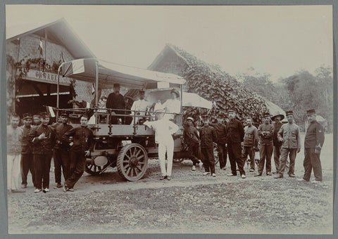 Soldiers with a truck at Krueng Seumpo, anonymous, 1903 - 1913 Canvas Print