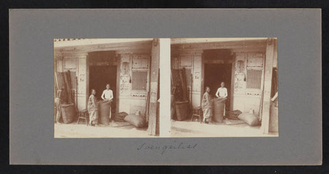 Husband and wife in front of shop, Robert Julius Boers, 1900 - 1922 Canvas Print