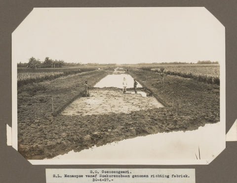 S.O. Goenoengsari. S.L. Menampoe from Sukorenobaan taken towards the factory. 30-4-27., anonymous, 1927 Canvas Print