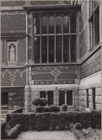 Corner of garden with façade of room 134, c. 1947 - c. 1952 Canvas Print