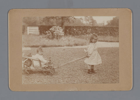 Johanna Geertruida and Johannes Diderik van der Waals spelen buiten, Johannes Diderik van der Waals (1873-1971) (attributed to), 1904 - 1910 Canvas Print