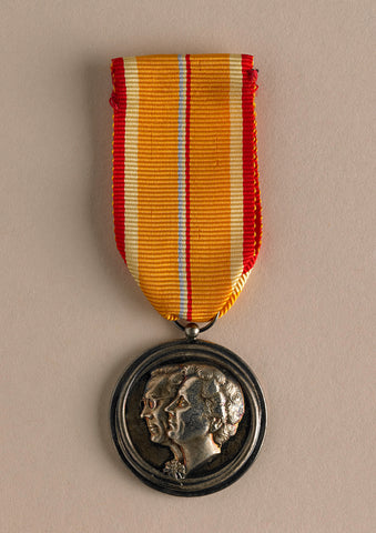 Remembrance medal at the silver, twenty-five-year marriage of Queen Juliana and Prince Bernhard, 1962, anonymous, 1962 Canvas Print