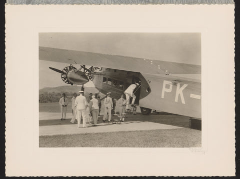 Departure of the delegation of governor A.H. Neijs after the visit to the leprozerie Pelantoengan, O. Hisgen & Co., 1931 Canvas Print