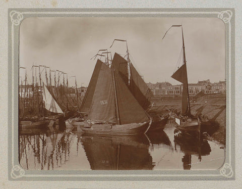 Sailing ships in a port, in the foreground the UK76 from Urk, Folkert Idzes de Jong, c. 1905 - c. 1907 Canvas Print