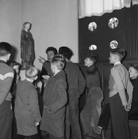 Man explains to children in the room, 1958 Canvas Print