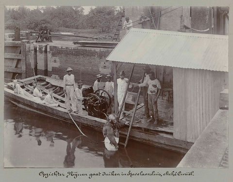 Superintendent Nijssen goes diving in Havelaarsluis, Augusta Curiel, 1900 - 1913 Canvas Print