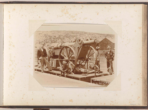 Men by a repaired gun in South Africa, anonymous, 1899 - 1902 Canvas Print