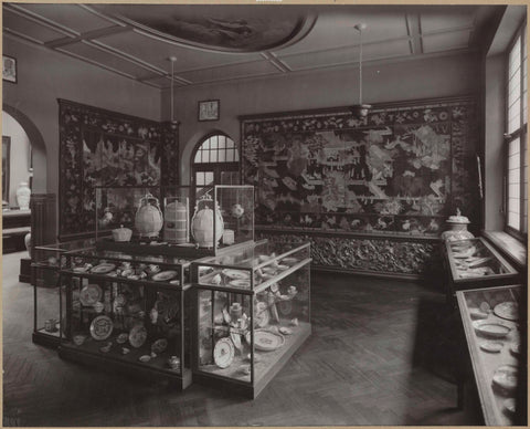 Room with display cases with porcelain objects by Chine de commande, coromandellak screens, cricket cages and a ceiling painting, c. 1939 Canvas Print