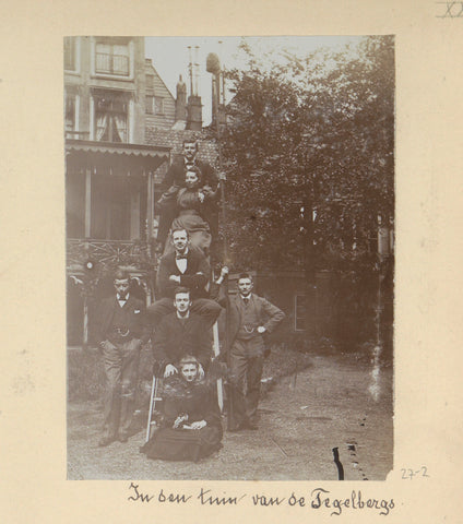 Group portrait in the garden of the Tegelbergs, Hendrik Herman van den Berg, in or after 1890 - in or before 1894 Canvas Print