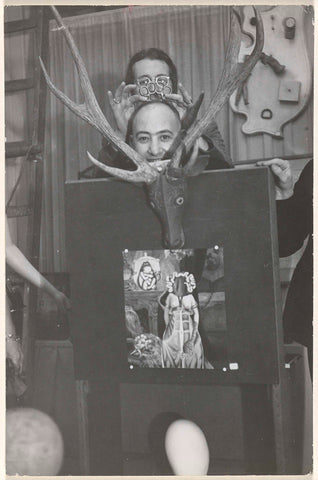 Performance met gewei (Leo Braat) en schilderij surrealisme tentoonstelling Galerie Robert Amsterdam 1938, Lilly Samuel, 1938 Canvas Print