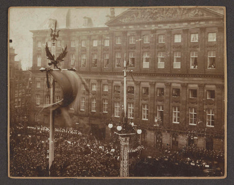 Queen Wilhelmina and Prince Hendrik on the balcony of the Palace on Dam Square in Amsterdam, anonymous, 1901 - 1915 Canvas Print