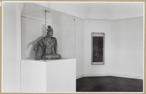 Houten Guanyin in een vitrine naast een ingelijst werk, 1952 Canvas Print