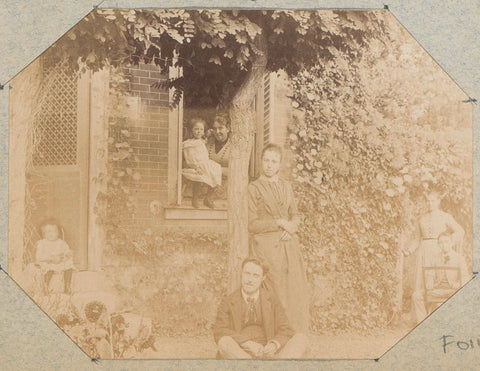 Groepsportret van een (vermoedelijk) Franse familie in een tuin bij een huis, anonymous, c. 1880 - c. 1900 Canvas Print