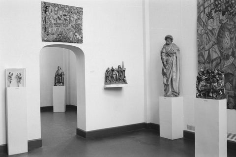 Room with statues, tapestry and passageway, 1953 Canvas Print