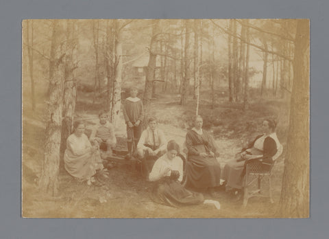 Group portrait of the van der Waals family in het bos, Johannes Diderik van der Waals (1873-1971) (attributed to), 1905 - 1925 Canvas Print