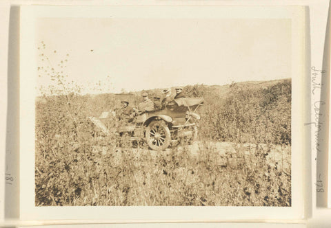 Company on the road in a car through California for a trip along the oil fields, Geldolph Adriaan Kessler, 1903 - 1908 Canvas Print