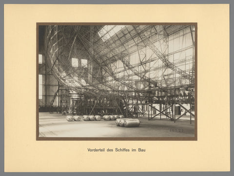 Construction of the blimp, anonymous, 1924 Canvas Print