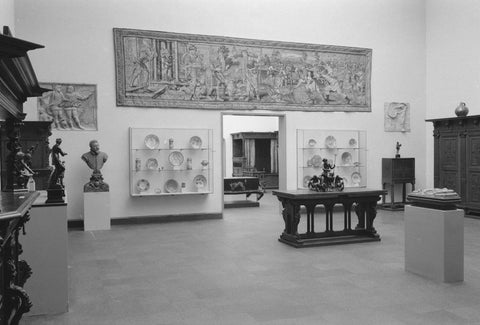 Zaal met tafel, beelden, vitrines, wandtapijt en doorgang, 1952 Canvas Print