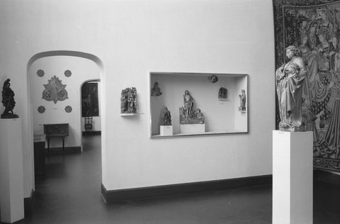 Zaal met beelden op sokkels en in vitrine, wandtapijt en doorgang, 1953 Canvas Print