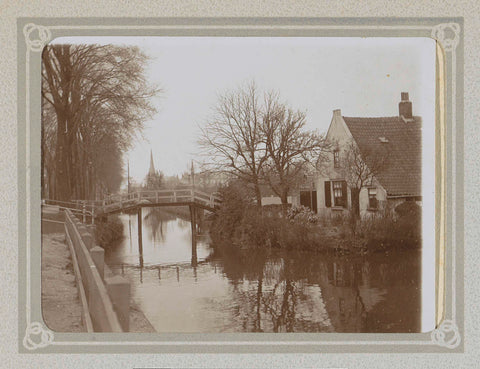 Huis aan een water met een brug, aan de horizon twee torens, Folkert Idzes de Jong, c. 1905 - c. 1907 Canvas Print