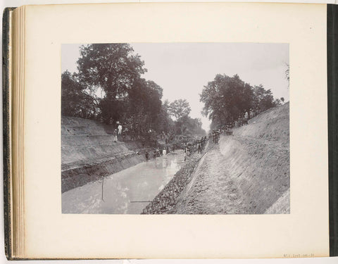 Digging the channel of Paja-Bakong, Sumatra (Canal Paya Bakon), Stafhell & Kleingrothe, c. 1890 - 1900 Canvas Print