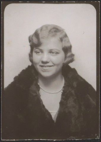 Portrait of a pupil of the Colonial School for Girls and Women in The Hague, anonymous, 1921 - 1929 Canvas Print