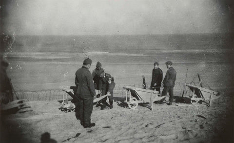 German soldiers on the beach, anonymous, 1941 - 1942 Canvas Print