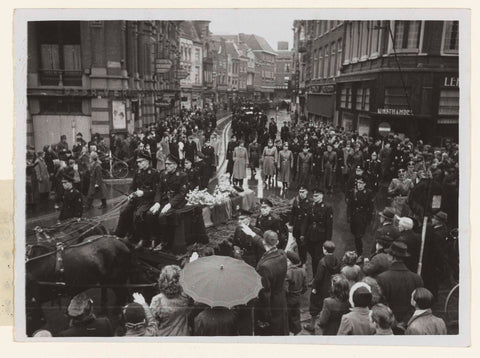 Funeral of WA man Bannink, Photo service NSB, 1943 Canvas Print