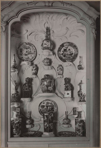 Display cabinet in Louis XV style with famille verte porcelain standing on volutes, c. 1920 - c. 1950 Canvas Print