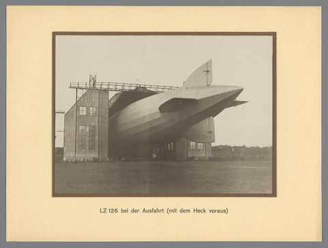 The zeppelin backwards from the hangar maneuvered, anonymous, 1924 Canvas Print