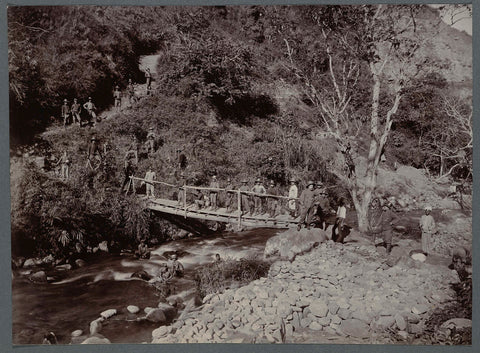 Soldiers and workers at an old bridge, anonymous, 1910 - 1913 Canvas Print