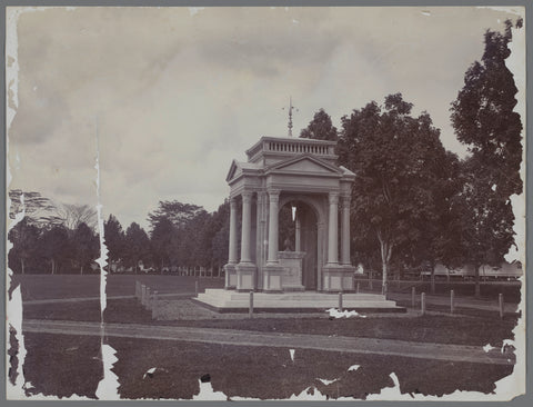 Het Tamiang Monument op de Esplanade te Medan, Carl J. Kleingrothe, 1890 - 1910 Canvas Print