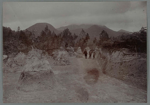 Excavated fossils along the road, anonymous, 1903 - 1913 Canvas Print