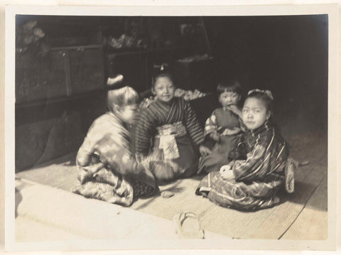 Japanese children play a game, Geldolph Adriaan Kessler, after 1908 Canvas Print