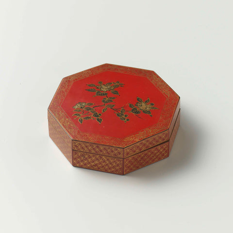 Octagonal box of red lacquer, decorated with flowers in black and gold, anonymous, c. 1600 - c. 1699 Canvas Print