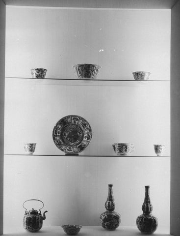 Display case with Chinese cracking porcelain including bowls and bowls, 1957 Canvas Print