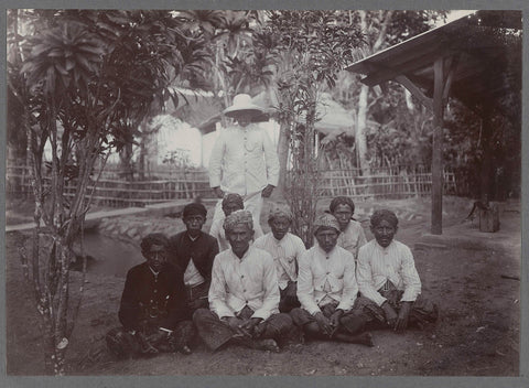 Supervisor with workers, anonymous, c. 1900 - c. 1919 Canvas Print