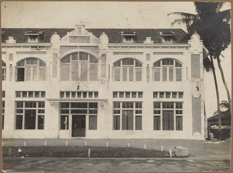 Façade of a building, anonymous, 1914 - 1919 Canvas Print