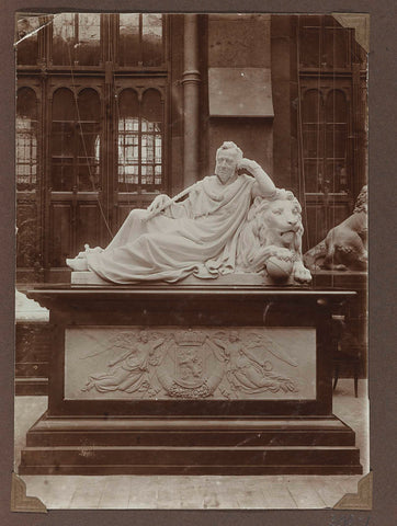 Grafmonument voor koning Willem I  in de westelijke binnenplaats, 1885 - 1927 Canvas Print