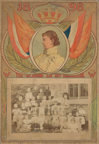 Schoolfoto uit het kroningsjaar 1898 op passepartout met een afbeelding van koningin Wilhelmina, gebr. Cohen, 1898 Canvas Print