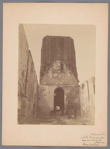 Group portrait of an unknown company in the Grote of st. Laurentiuskerk te Bergambacht na de brand van 1891, anonymous (Monumentenzorg) (attributed to), A.J.M. Mulder (possibly), 1891 Canvas Print