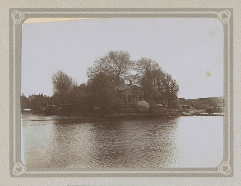 House between the trees on the water, Folkert Idzes de Jong, c. 1905 - c. 1907 Canvas Print