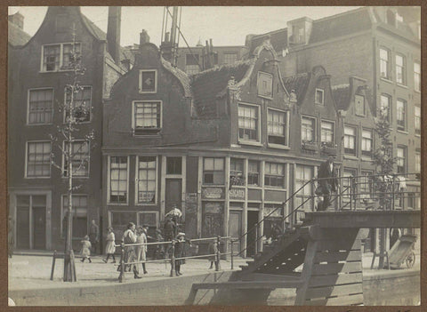 Bridge 130 over the Lijnbaansgracht in Amsterdam, seen to the entrance of the Tuinstraat, anonymous, c. 1910 - c. 1930 Canvas Print