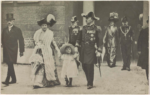 Portrait of Wilhelmina, Queen of the Netherlands, Hendrik van Mecklenburg-Schwerin and Juliana, Queen of the Netherlands, anonymous, 1911 - 1914 Canvas Print