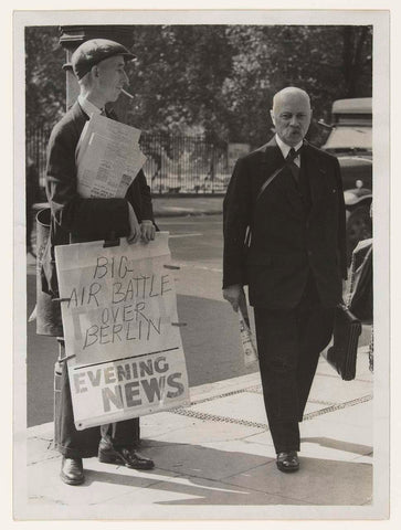 De kersverse premier Pieter Gerbrandy loopt naar het Nederlandse hoofdkwartier in Londen, Keystone Press Agency, 1940 Canvas Print