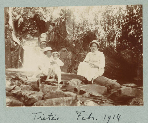 Family portrait at a waterfall, Frits Freerks Fontein Fz. (attributed to), c. 1912 Canvas Print