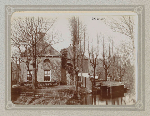 Huizen aan een water in Oosterend, Folkert Idzes de Jong, c. 1905 - c. 1907 Canvas Print